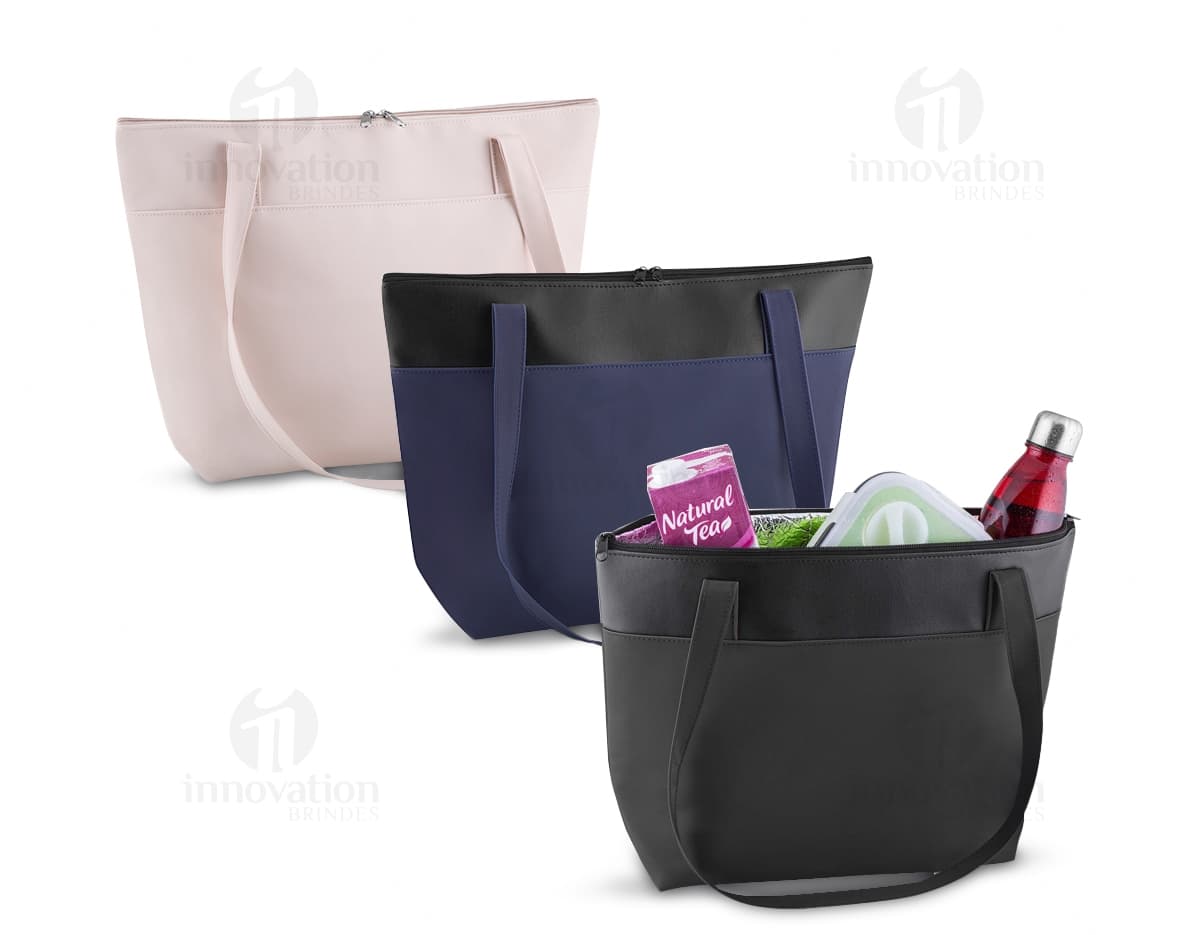 Bolsa térmica 20 litros em couro preto para transporte de alimentos e bebidas. Ideal para viagens e piqueniques, mantendo seus itens frescos por mais tempo. Design moderno e prático, perfeito para presentear. Aproveite!