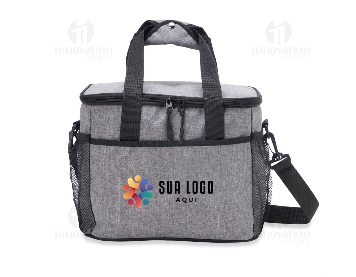 Bolsa Térmica 14 Litros: perfeita para manter seus alimentos frescos por mais tempo! Este acessório moderno e elegante é ideal para quem busca praticidade e estilo. Com design em couro preto e alças resistentes, garantimos segurança e conforto. Aproveite já a promoção e adquira a sua!