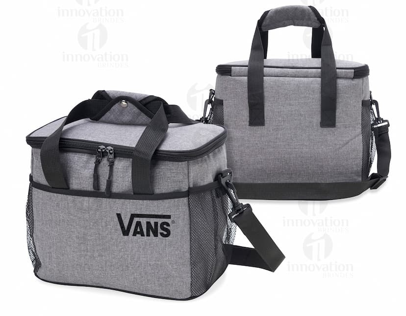 Bolsa térmica 14 litros para manter seus alimentos frescos por mais tempo. Com design moderno e seguro, esta bolsa é perfeita para suas viagens e passeios. Garanta já a sua! Elegância e praticidade em um só produto. Ideal para todas as ocasiões.