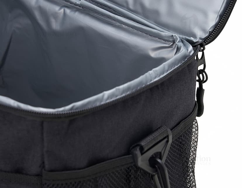 Bolsa térmica 14 litros em estilo moderno e elegante, perfeita para manter seus alimentos frescos em qualquer lugar. Feita em material de alta qualidade, com alça resistente e fecho de segurança, ideal para viagens, passeios ou escritório. Adquira já a sua e tenha praticidade e sofisticação em suas mãos!