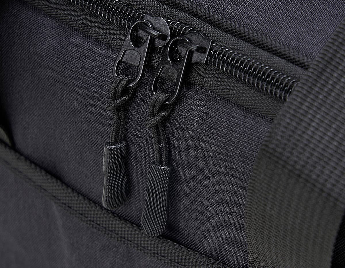 Bolsa térmica de 14 litros em couro preto com alça de metal. Ideal para manter sua comida fresca e segura durante viagens ou no dia a dia. Elegância e segurança em um só acessório. Adquira já a sua!