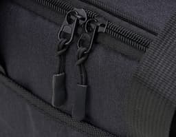 Bolsa térmica de 14 litros em couro preto com alça de metal. Ideal para manter sua comida fresca e segura durante viagens ou
