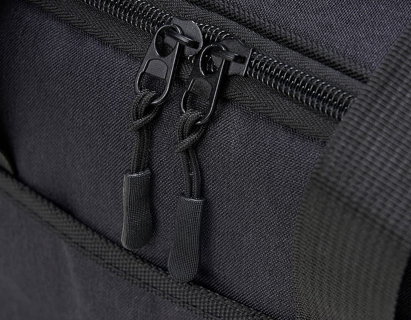 Bolsa térmica de 14 litros em couro preto com alça de metal. Ideal para manter sua comida fresca e segura durante viagens ou no dia a dia. Elegância e segurança em um só acessório. Adquira já a sua!