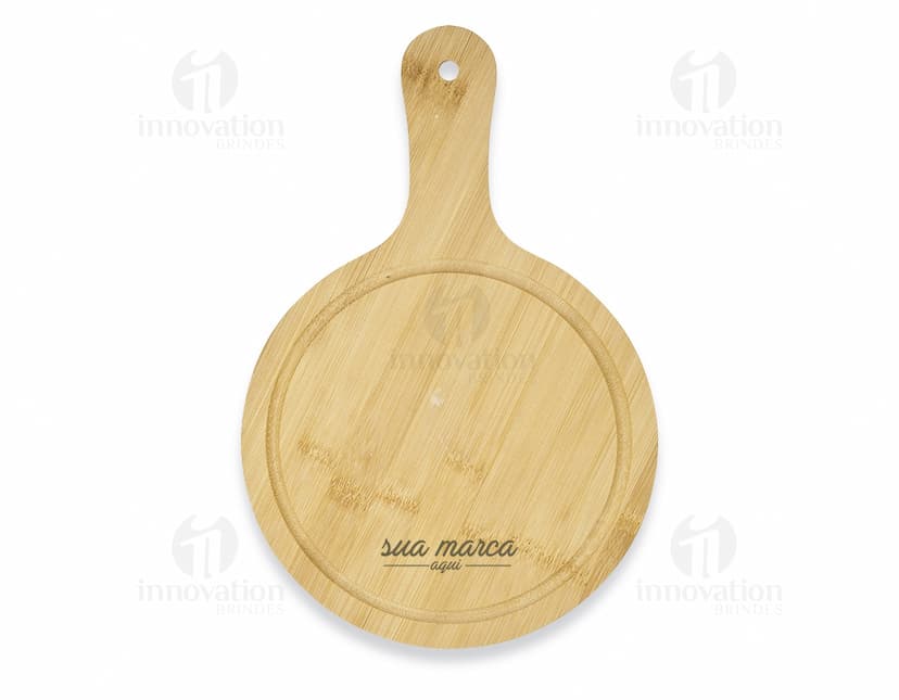 Tábua redonda de madeira orgânica para cozinha gourmet. Perfeita para cortar alimentos frescos e saudáveis. Aproveite o design elegante e durável dessa peça indispensável na sua cozinha! Compre já.
