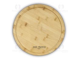 Tábua Redonda de madeira com textura marrom, circular, com moedas de ouro e prata empilhadas em cima.
