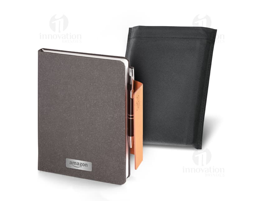 Agenda A5 preta com fecho magnético, feita de couro e papel em branco. Perfeita para organizar informações, documentos e notas financeiras. Tecnologia moderna com design retro, inclui espaço para cartões, dinheiro e caneta. Ideal para uso no escritório, estúdio ou loja.