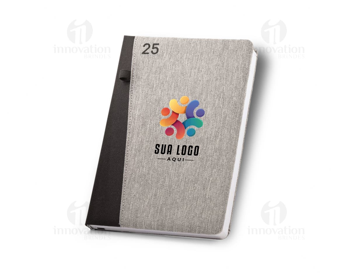 Agenda B5 com capa de material reciclado PET, inclui suporte para esferográfica.