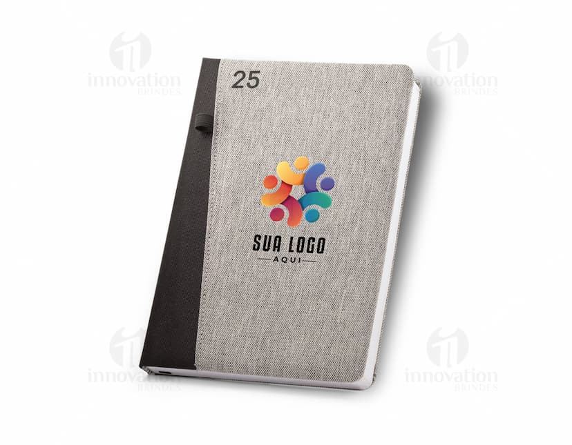 Agenda B5 com capa de material reciclado PET, inclui suporte para esferográfica.