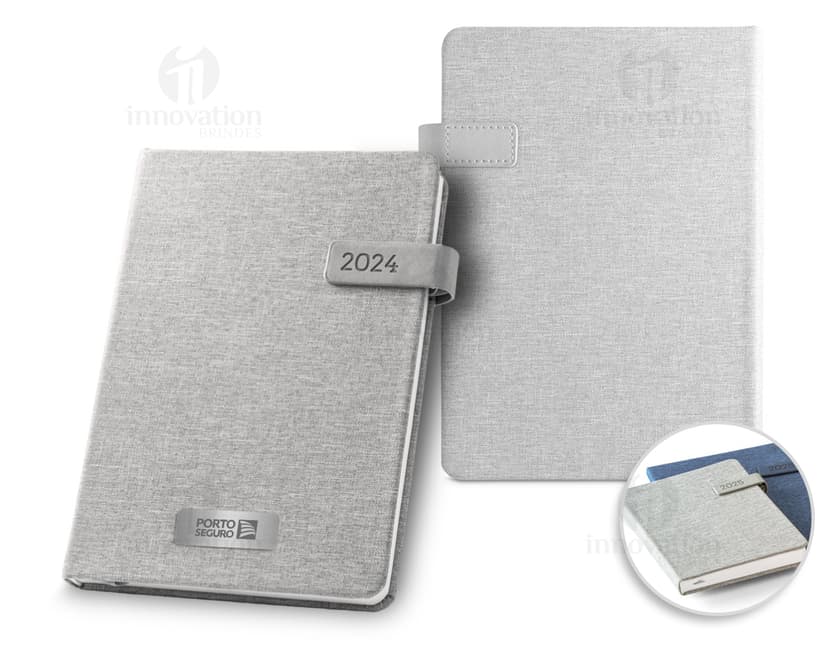 Agenda A5 preta com fecho magnético e suporte, em estilo retro. Possui teclado, botões, páginas em branco, ícones e símbolos financeiros, representando organização e sucesso nos negócios. Feita de couro sintético rPET, com design elegante e funcional para armazenar informações e garantir segurança.