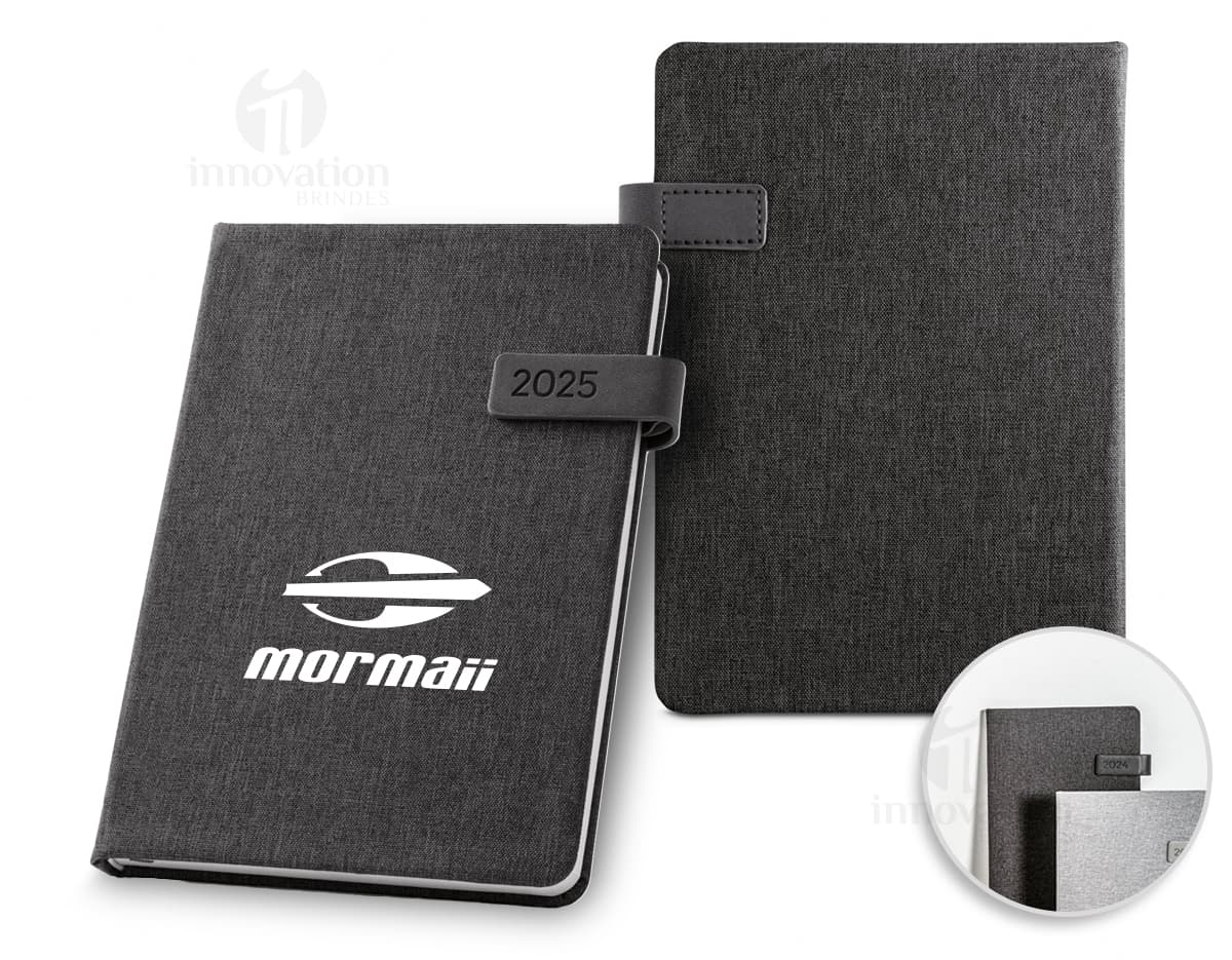Notebook de negócios preto com tela de computador mostrando dados e teclas pretas, ao lado de uma carteira de couro preta aberta com dinheiro, símbolos de moeda, teclado e botão de informação. A imagem também mostra um case preto, equipamentos de escritório, papel e um arquivo.