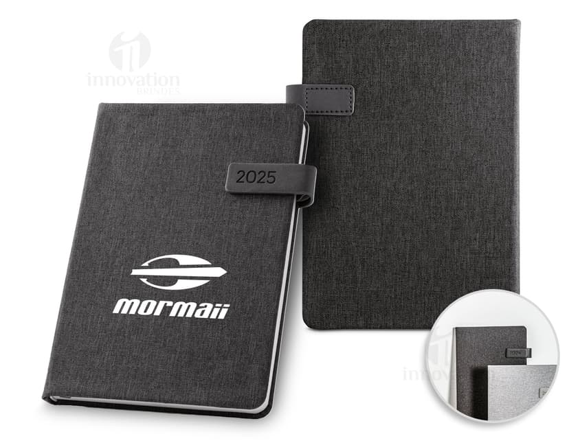 Notebook de negócios preto com tela de computador mostrando dados e teclas pretas, ao lado de uma carteira de couro preta aberta com dinheiro, símbolos de moeda, teclado e botão de informação. A imagem também mostra um case preto, equipamentos de escritório, papel e um arquivo.
