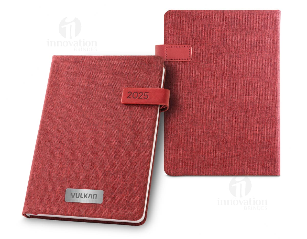 Agenda A5 feita de rPET com fecho magnético e suporte. Cor marrom, com textura de couro. Contém páginas em branco para anotações, compartimento para cartão, bolso para dinheiro e caneta. Ideal para organização pessoal e profissional.