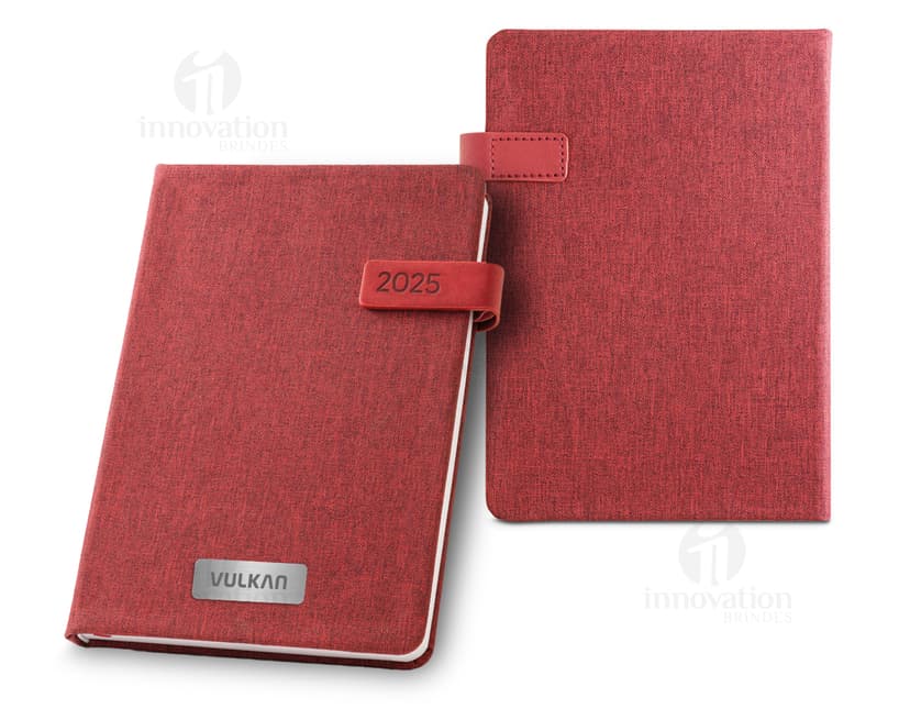 Agenda A5 feita de rPET com fecho magnético e suporte. Cor marrom, com textura de couro. Contém páginas em branco para anotações, compartimento para cartão, bolso para dinheiro e caneta. Ideal para organização pessoal e profissional.