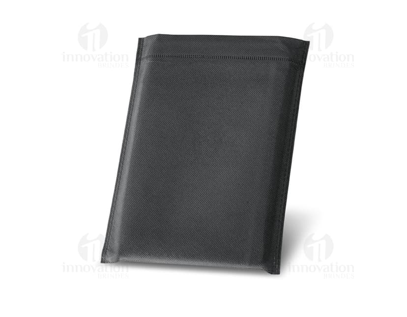 Agenda A5 feita de rPET com fecho magnético e suporte. Na cor preta, possui textura de couro e está aberta, exibindo páginas em branco. Item de escritório antigo com aspecto retro, ideal para anotações e organização pessoal.