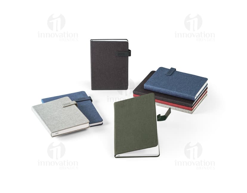 Agenda A5 rPET com fecho magnético e suporte, ideal para organização pessoal e profissional. Design moderno em couro preto, com teclado eletrônico e monitor de alta resolução. Perfeito para armazenar dados, documentos e informações importantes de forma segura. Ótima opção para quem busca praticidade e estilo no dia a dia.