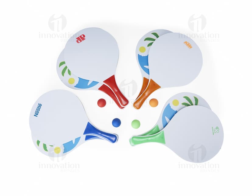 Kit Frescobol MDF - Aproveite o verão com este kit de frescobol feito em MDF de alta qualidade. Ideal para se divertir na praia ou no quintal, este conjunto inclui duas raquetes decoradas com um design moderno e colorido. Comemore o calor com estilo e diversão!