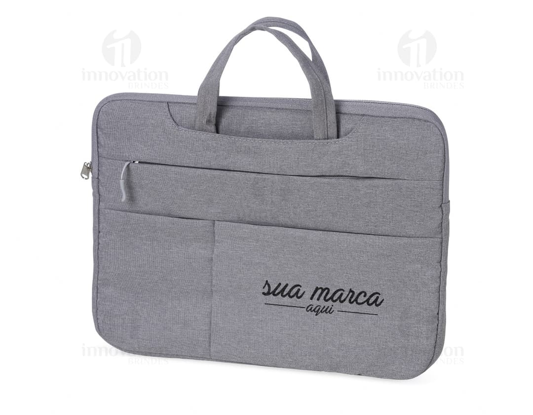 Pasta preta de couro para notebook de 15 polegadas, ideal para uso empresarial e viagens. Design elegante e moderno, com fecho de metal, alça de mão e alças ajustáveis para as costas. Perfeita para transportar seu dispositivo com segurança e estilo.