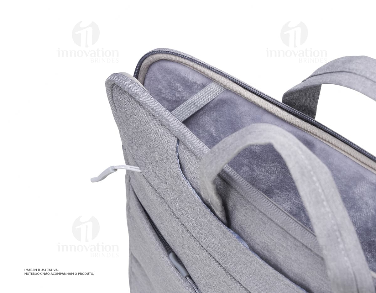 Pasta preta de couro para notebook de 15 polegadas, ideal para uso empresarial e viagens. Design elegante e moderno, com fecho de metal, alça de mão e alças ajustáveis para as costas. Perfeita para transportar seu dispositivo com segurança e estilo.