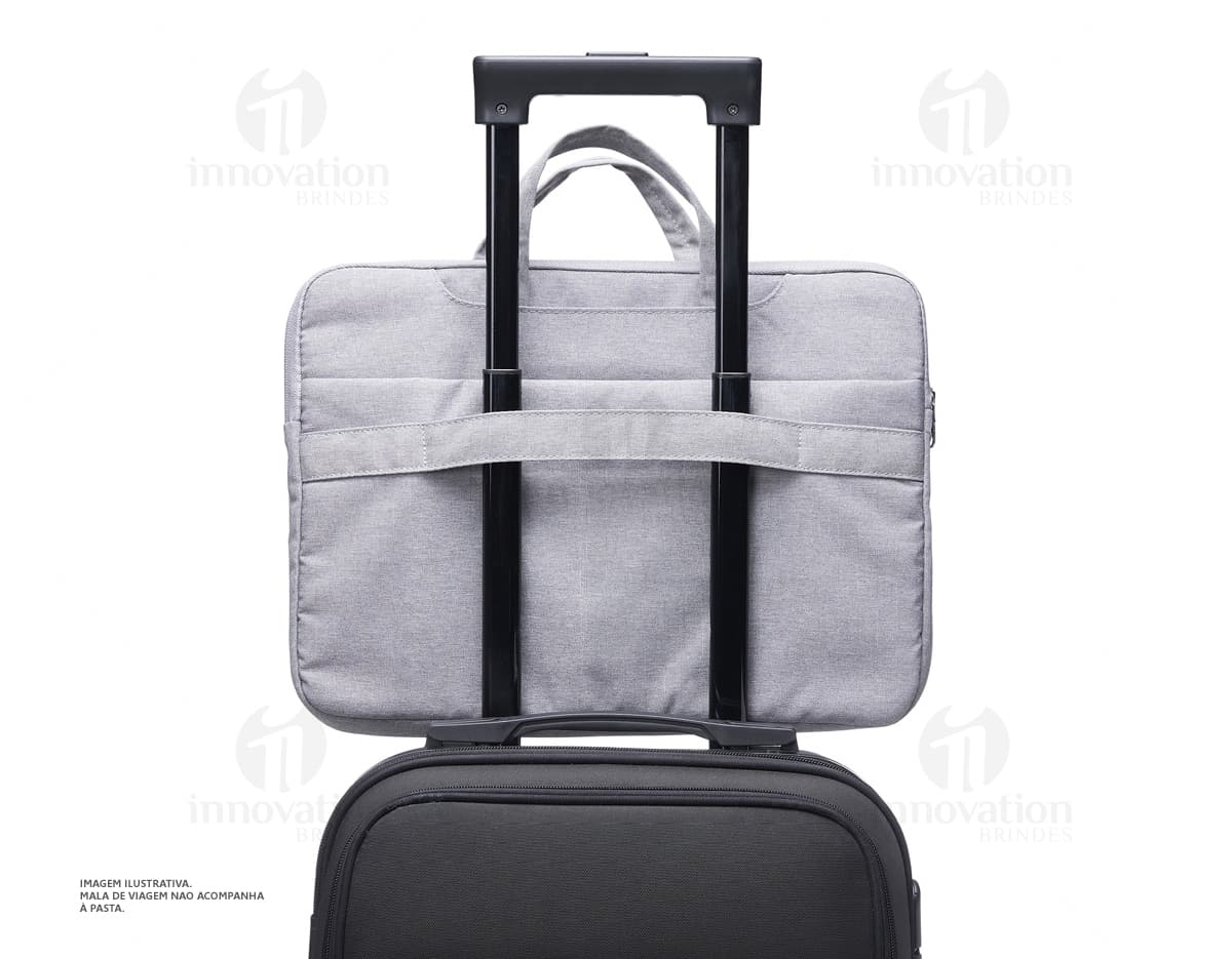 Pasta preta de couro para notebook de 15 polegadas, ideal para uso empresarial e viagens. Design elegante e moderno, com fecho de metal, alça de mão e alças ajustáveis para as costas. Perfeita para transportar seu dispositivo com segurança e estilo.