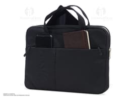 Pasta executiva em couro castanho para tablet e portátil, com fecho de segurança e alça ajustável. Ideal para proteger os