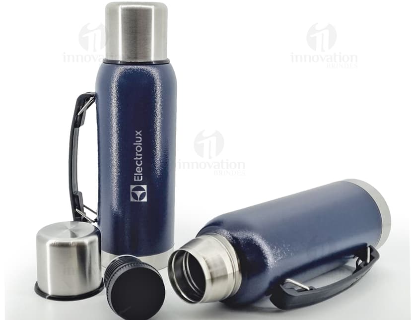 Garrafa térmica de 1 litro: Mantenha suas bebidas quentes ou frias por mais tempo! Feita com material de alta qualidade, essa garrafa é perfeita para levar para o trabalho, escola ou viagens. Com design moderno e prático, é o acessório ideal para te acompanhar no dia a dia. Adquira já a sua!