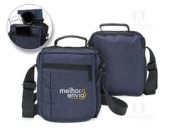 Bolsa de ombro de couro preto com alça, zíper e diversos compartimentos. Ideal para viagens de negócios, viagens a lazer ou