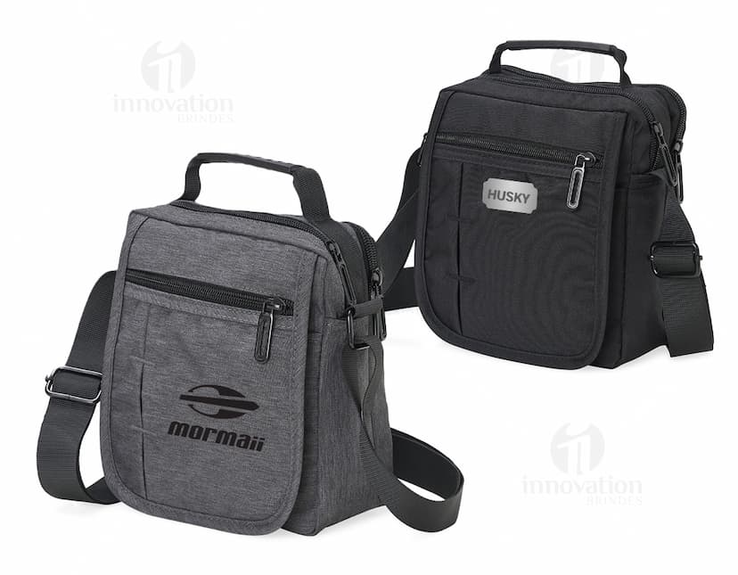 Bolsa de ombro de couro preto com alça, zíper e diversos compartimentos. Ideal para viagens de negócios, viagens a lazer ou uso diário. Estilo moderno e elegante, perfeito para carregar objetos pessoais, dinheiro, câmera e outros acessórios.