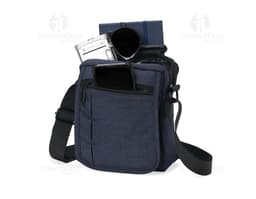 Bolsa de ombro de couro preto com alça, zíper e diversos compartimentos. Ideal para viagens de negócios, viagens a lazer ou