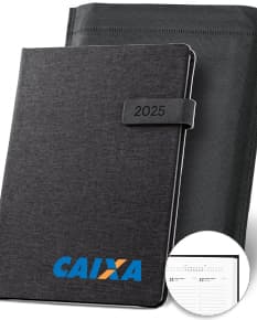 Notebook preto de negócios com textura de couro e fecho magnético. Contém objetos de escritório, como pasta de dados, teclado, dinheiro e papel. Aspecto vintage e retro, com detalhes em metal e revestimento protetor. Ideal para armazenamento seguro de informações e trabalhos.