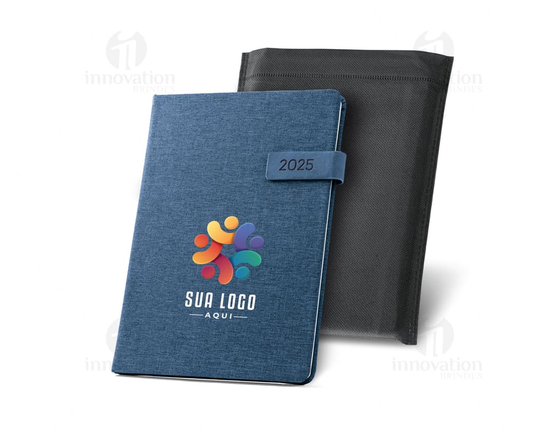 Notebook preto de negócios com textura de couro e fecho magnético. Contém objetos de escritório, como pasta de dados, teclado, dinheiro e papel. Aspecto vintage e retro, com detalhes em metal e revestimento protetor. Ideal para armazenamento seguro de informações e trabalhos.