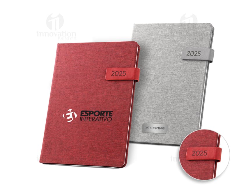 Agenda B5 em rPET com fecho magnético, ideal para organização de compromissos e anotações. Capa em couro marrom texturizado, possui espaço para cartões e dinheiro. Design moderno e vintage, perfeito para uso pessoal ou profissional.