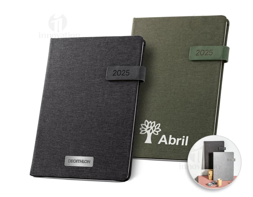 Agenda B5 em rPET com Fecho Magnético na cor preta, ideal para negócios e escritório. Possui um design moderno com teclado e drive externo. Perfeito para armazenar dados e informações importantes. Feito de couro, plástico e papel, com um bolso para guardar dinheiro e cartões. Ideal para organização e praticidade no dia a dia.