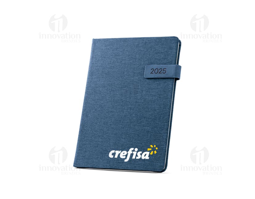 Notebook preto aberto com uma Agenda B5 em rPET com fecho magnético, contendo informações e documentos. Aparece um modem antigo ao lado, simbolizando a combinação da tecnologia eletrônica com o uso de um produto de papel tradicional.