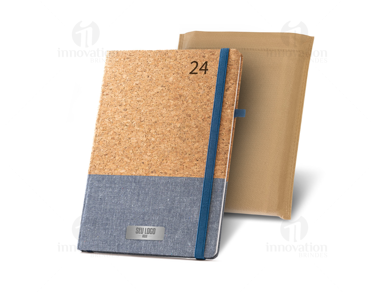 Agenda 2024 em couro marrom, perfeita para organizar seu dia a dia no escritório ou na escola. Com design vintage e textura de alta qualidade, este bloco de notas é ideal para anotações, lembretes e planejamento. Aproveite a praticidade e elegância deste item de papelaria essencial.