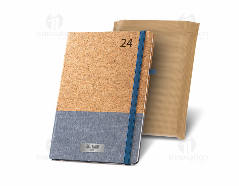 Agenda 2024 em couro marrom, perfeita para organizar seu dia a dia no escritório ou na escola. Com design vintage e textura de alta qualidade, este bloco de notas é ideal para anotações, lembretes e planejamento. Aproveite a praticidade e elegância deste item de papelaria essencial.