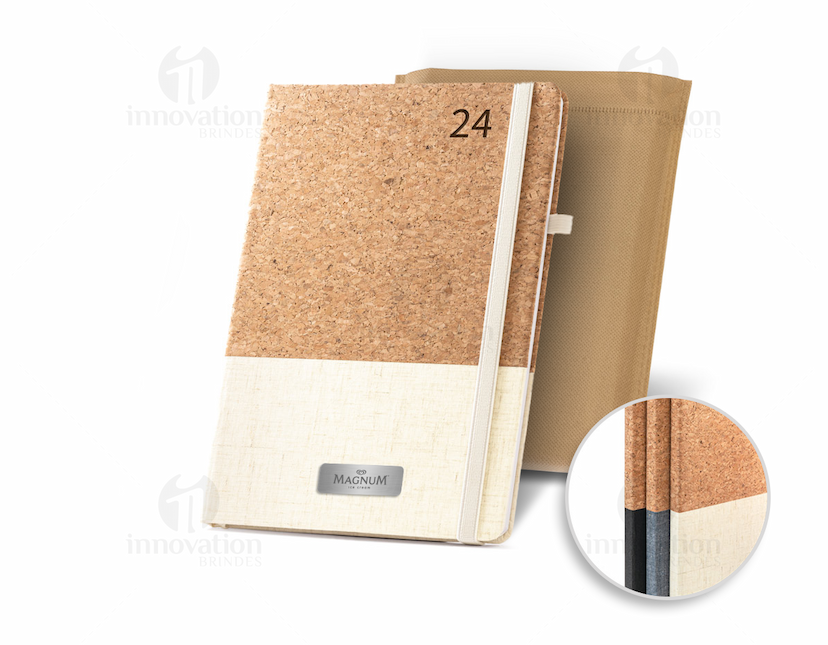 Agenda 2024 em couro marrom vintage. Mantenha-se organizado e planeje seus compromissos com estilo. Perfeita para escritório, escola ou uso pessoal. Com design elegante e espaço para anotações, é o acessório ideal para o seu dia a dia. Adquira já a sua!