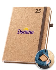 Agenda de cortiça vintage vazia para o ano de 2025, com textura marrom envelhecida e detalhes grungy. Páginas antigas de cortiça danificadas com espaço para escrever notas e lembretes.