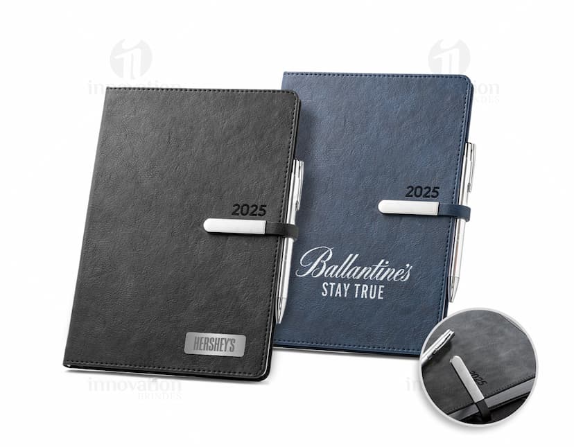 Agenda B5 com fecho magnético brilhante em couro marrom contendo notas, dinheiro, cartões e caneta em cima de um notebook preto.