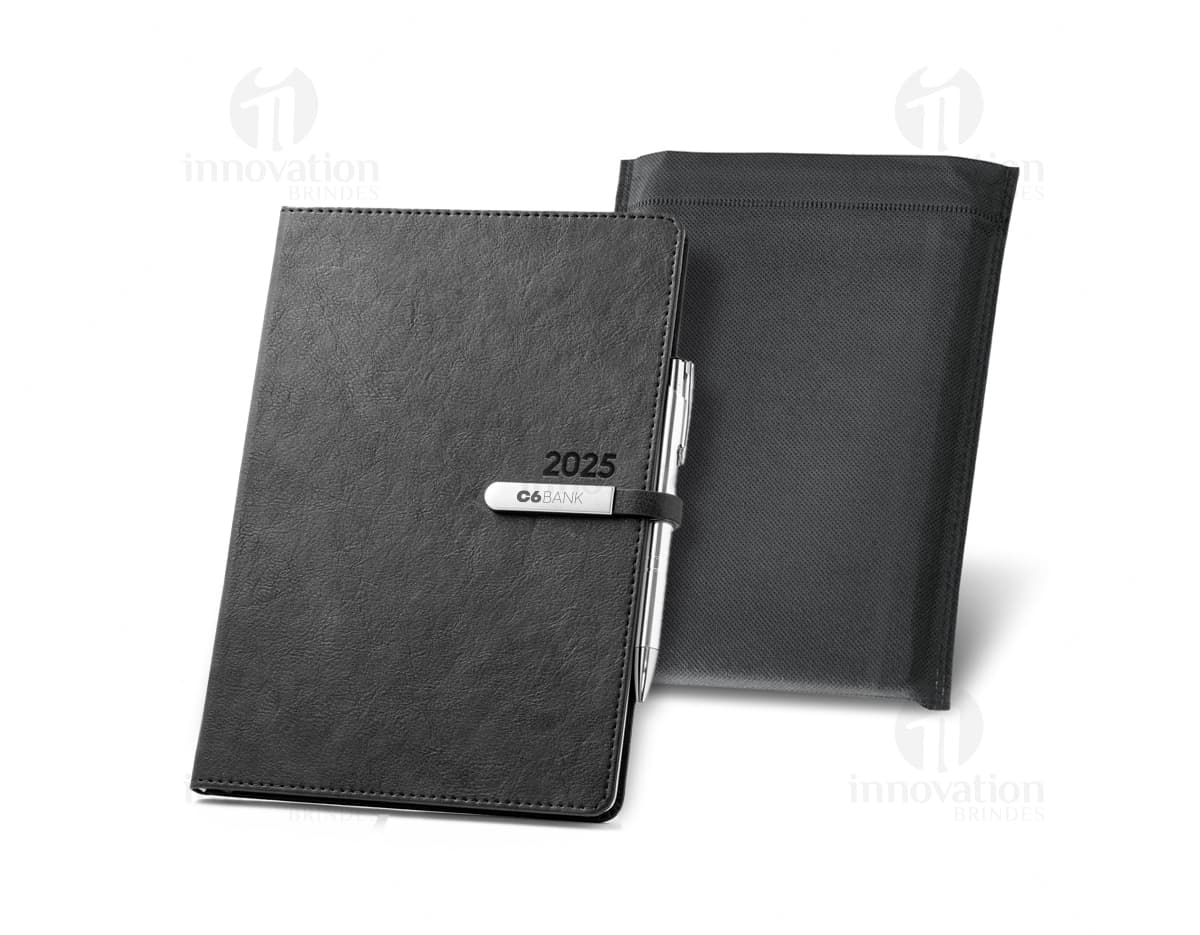 Agenda B5 com fecho magnético brilhante em couro marrom, contendo notas, dinheiro, cartões e caneta. Perfeita para organizar compromissos e fazer anotações.