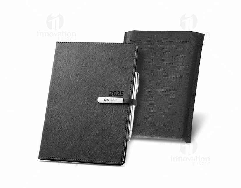 Agenda B5 com fecho magnético brilhante em couro marrom, contendo notas, dinheiro, cartões e caneta. Perfeita para organizar compromissos e fazer anotações.