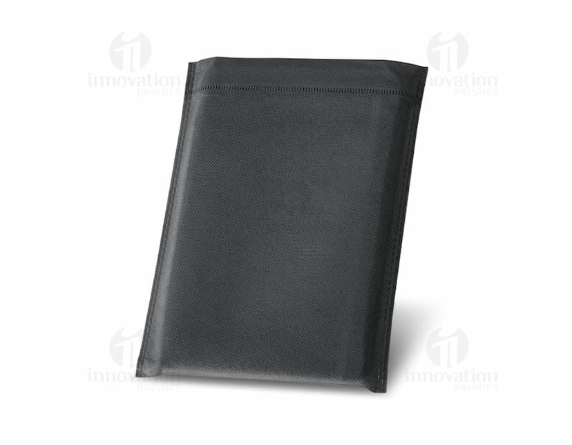 Agenda B5 com fecho magnético brilhante na cor preta, com capa de couro e textura vintage. Ideal para organização de informações, lembretes e planejamentos, além de armazenamento de documentos e dinheiro. Design retro e elegante, perfeito para uso pessoal, escolar ou de negócios.