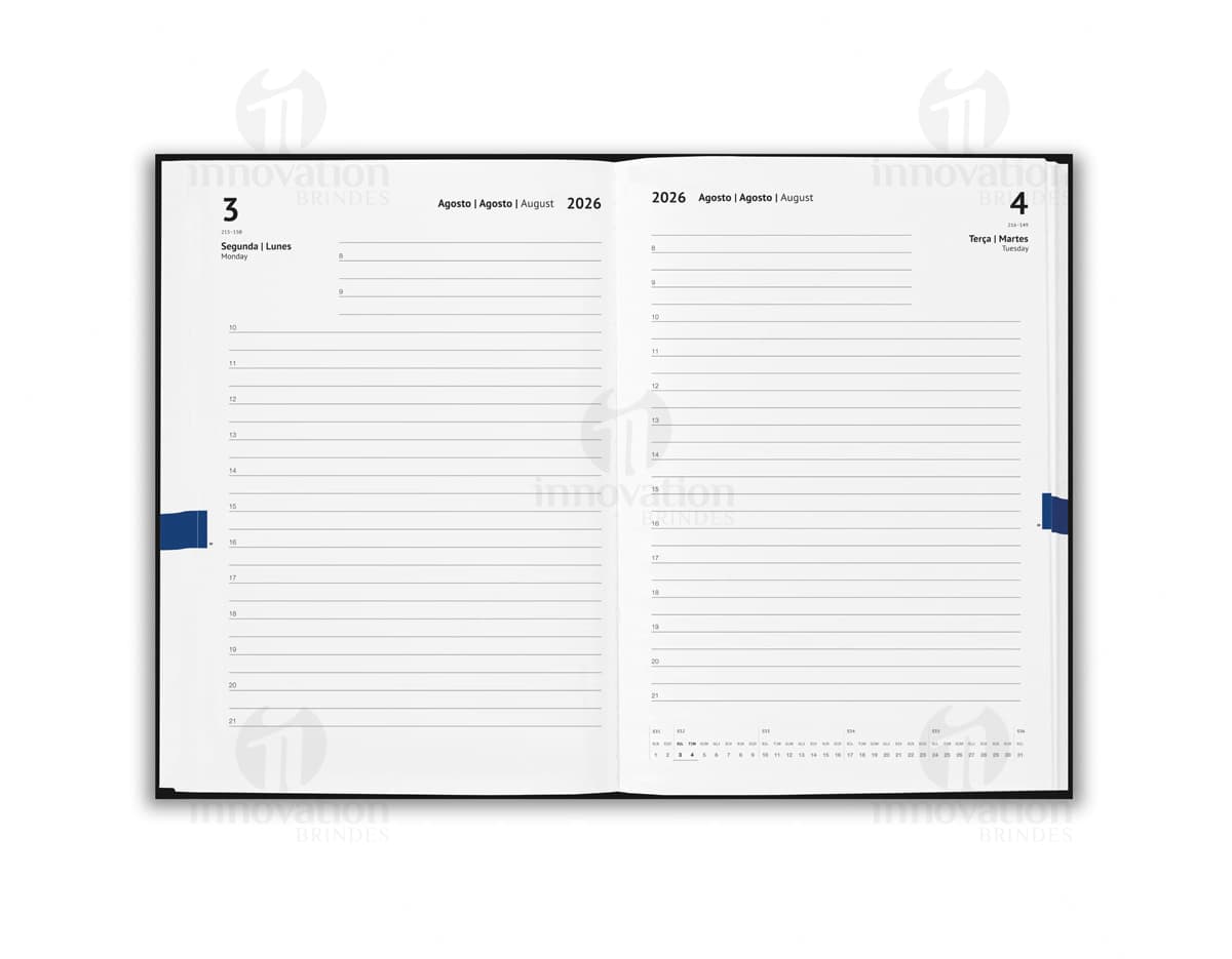 Agenda com fecho magnético em fundo rosa claro, contendo páginas em branco e caneta ao lado.