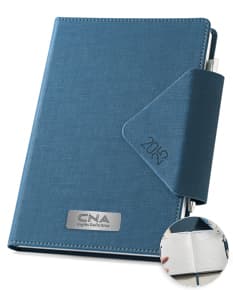 Agenda A5 preta com fecho magnético e suporte, feita de couro, com páginas em branco. Ideal para armazenar informações, documentos e dados importantes. Perfeita para uso em escritórios, trabalho, estudos, organização pessoal e finanças. Tamanho compacto, com espaço para escrever e guardar dinheiro e cartões. Design elegante e prático, fechamento seguro e resistente.