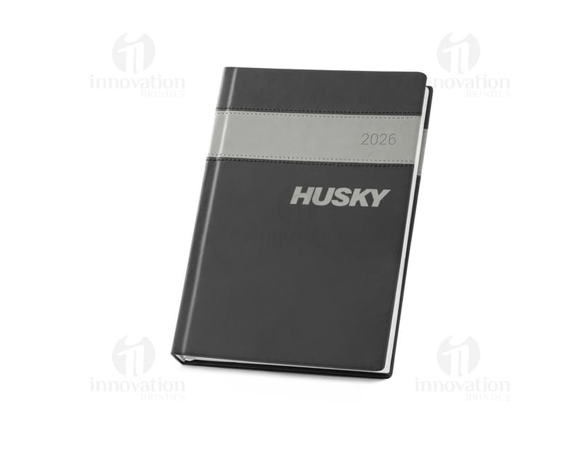 Agenda A5 sintético com marcador de fita, ideal para organizar suas tarefas e compromissos. Perfeito para uso em ambiente de trabalho ou escolar. Design moderno e prático, com espaço para escrever e armazenar informações importantes.