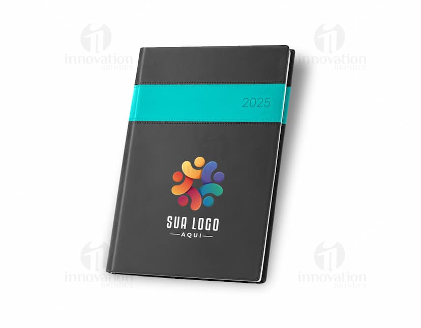Notebook preto sintético de tamanho B5 com marcador de fita amarela. Design elegante e prático para organizar compromissos, notas e informações importantes. Ideal para uso no escritório, escola ou viagens.