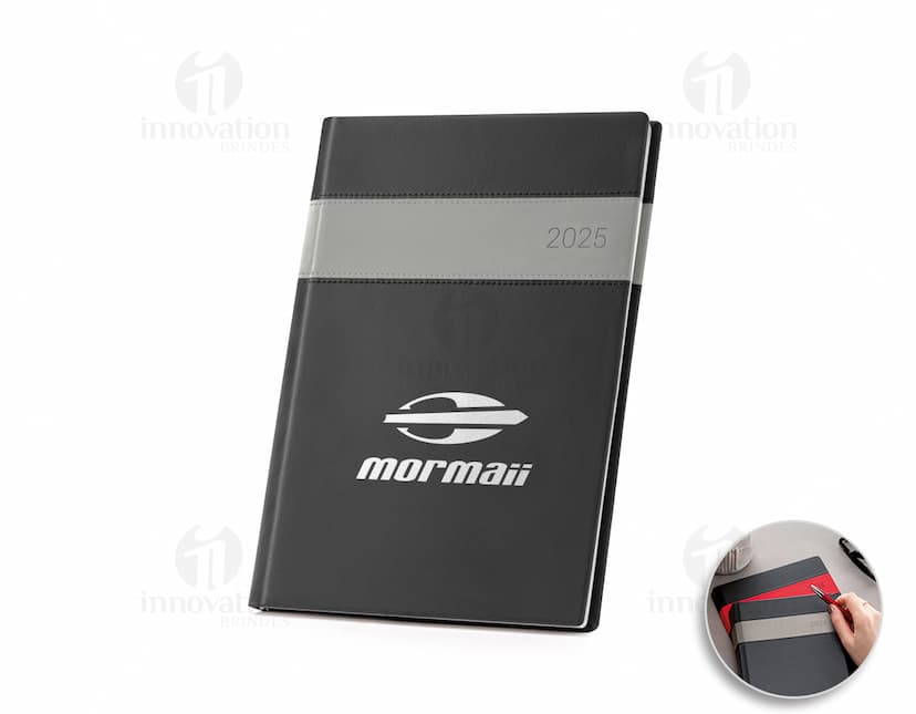 Dispositivo eletrônico moderno com design clean, contendo um notebook aberto exibindo informações digitais na tela. O objeto possui uma unidade externa de armazenamento, um modem, um disco rígido e espaço de memória, além de botões e teclado. Em destaque, há uma agenda B5 sintética com marcador de fita, mostrando um ícone de lembrete e pastas de documentos na tela do computador.