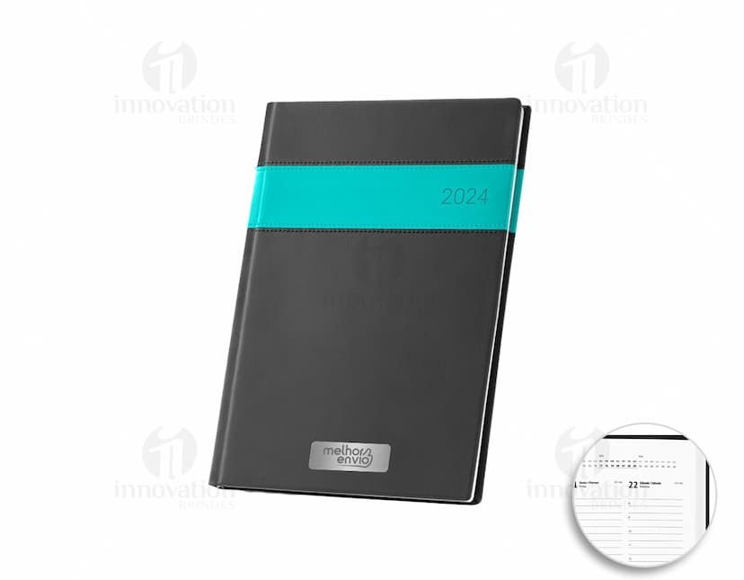 Notebook preto aberto com uma página em branco e um dispositivo de armazenamento externo ao lado. Ao redor do notebook, diversos objetos de escritório, como bloco de notas, livro, folhas de papel e uma pasta, estão dispostos. Imagem em 3D com design moderno e espaço para escrever.