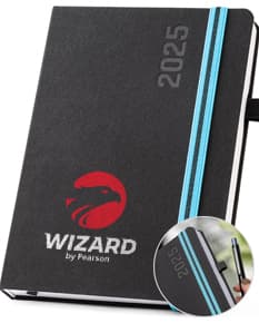 Agenda A5 em tecido poliéster preto com suporte, ideal para armazenar dados, organizar compromissos e manter informações importantes. Adequada para uso profissional ou acadêmico, possui design moderno e detalhes em prata. Perfeita para armazenar documentos, anotações e lembretes de forma prática e organizada.