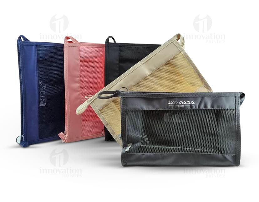 Nécessaire Organizadora de Poliéster - Mantenha seus objetos pessoais e acessórios sempre em ordem com esta prática nécessaire. Ideal para viagens e organização do dia a dia. Garanta a sua!