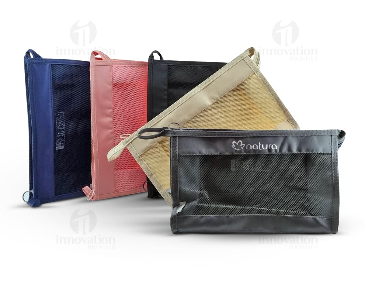 Nécessaire organizadora de poliéster preta para guardar seus objetos pessoais com estilo e praticidade. Ideal para viagens, escritório e dia a dia.